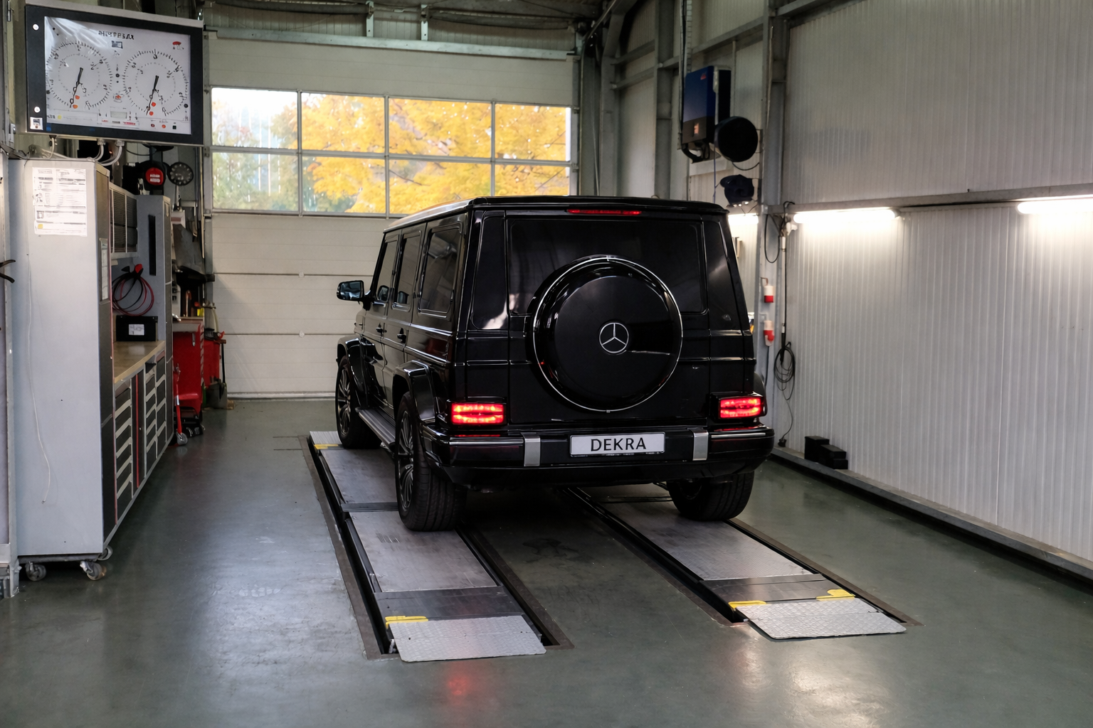 DEKRA Prüfstand für HU und AU im M+B Karosserie & Lack Center – Hauptuntersuchung direkt bei uns in Kranzberg bei Freising