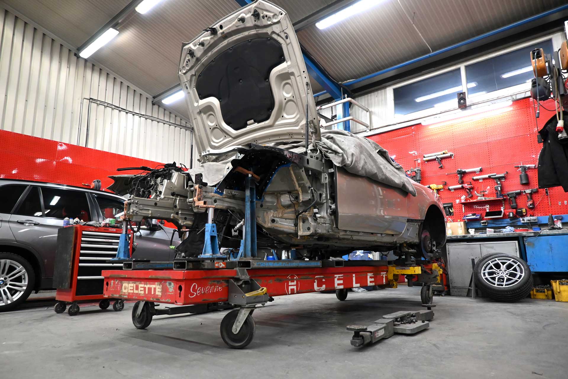 Karosserie- und Unfallreparatur in der Richtbank-Halle in Kranzberg bei Freising