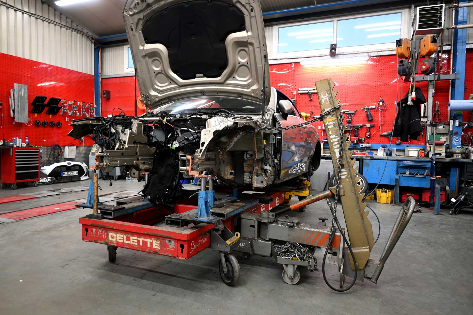 Fahrzeug auf Richtbank bei Karosserieinstandsetzung in Kranzberg bei Freising