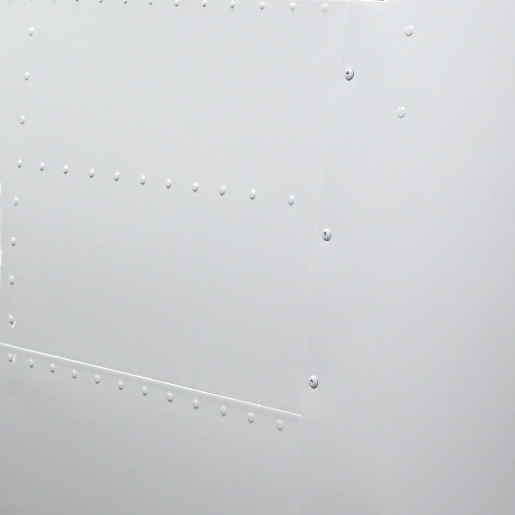 Detailaufnahme eines technischen Flugzeugbauteils im Lackierstand in Kranzberg bei Freising