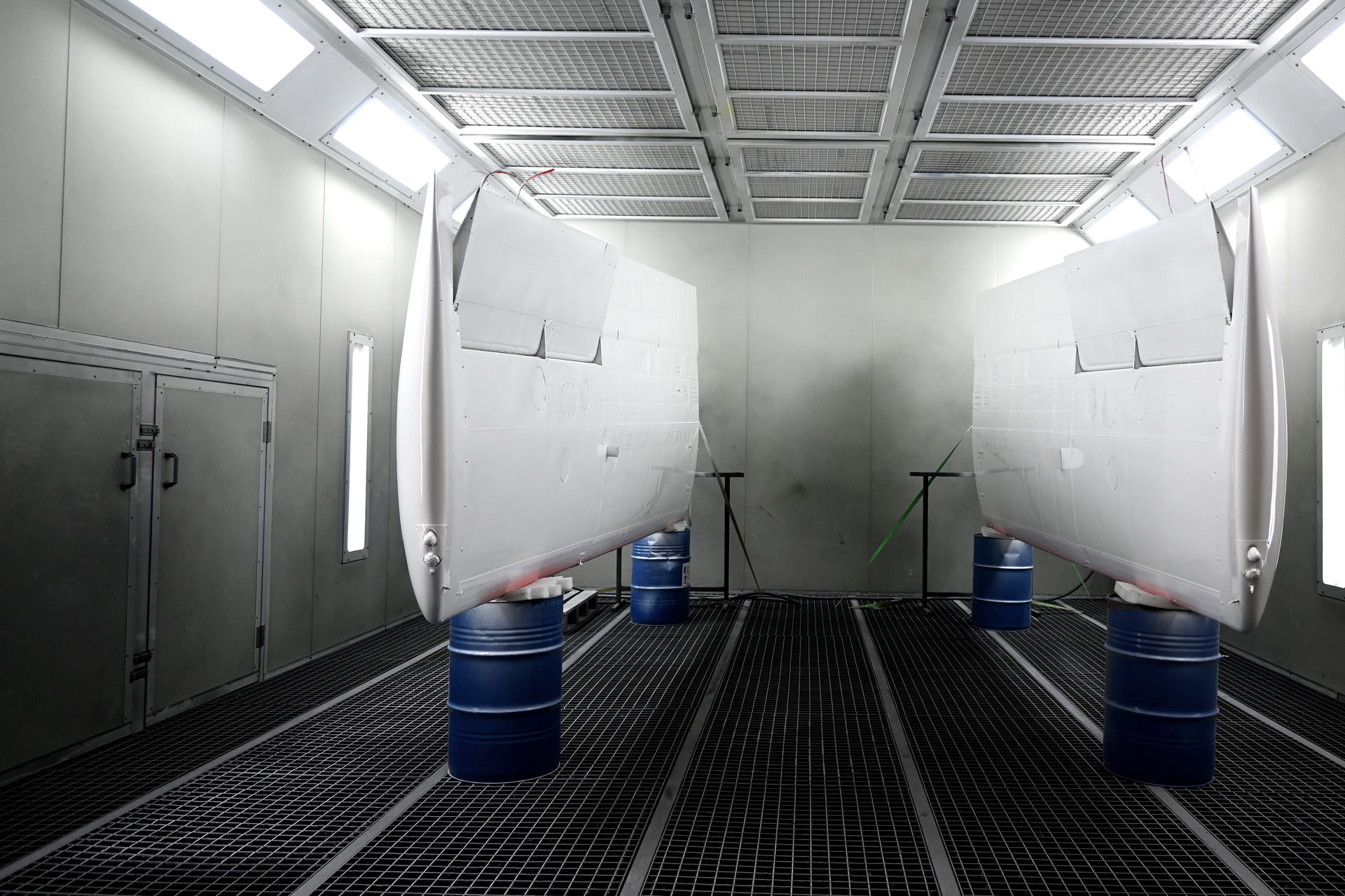 Sonder- und Industrielackierung technischer Bauteile in der Lackierkabine des M+B Karosserie- & Lack Centers in Kranzberg bei Freising