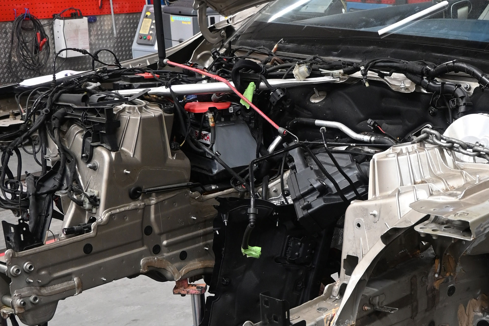 Unfallinstandsetzung an Karosseriestruktur im Motorraum in Kranzberg bei Freising